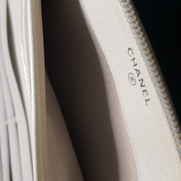 Chanel Off-White Camellia Zipped Wallet - Picture 12 of 16